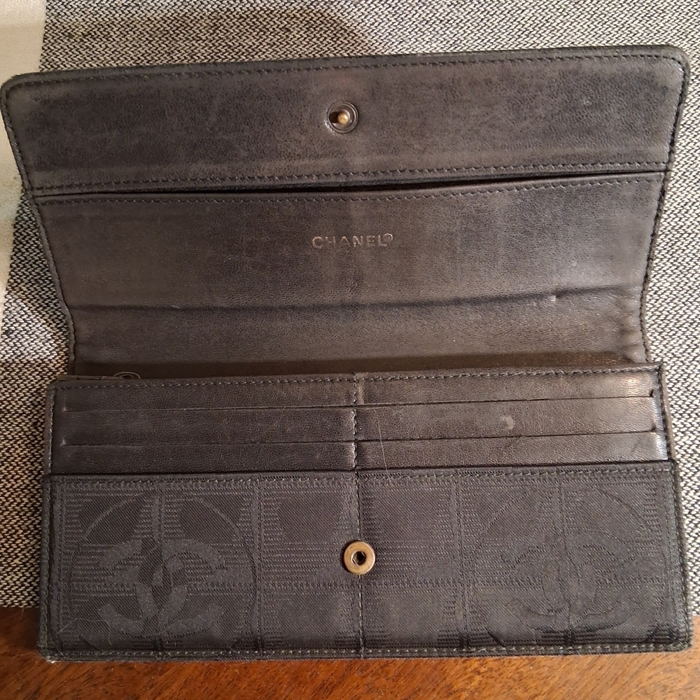 Black Designer Wallet - Picture 15 of 16